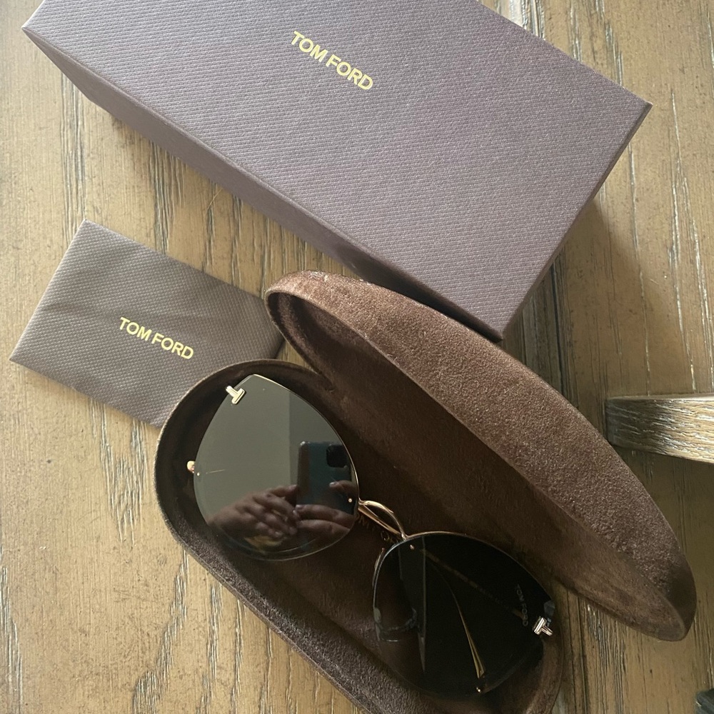 Like NEW! Only worn once tom Ford sunglasses